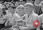 Immagine di Gli scimpanzé facendo trucchi Saint Louis Missouri USA, 1949, secondo 56 filmato di repertorio 65675037932