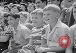 Immagine di Gli scimpanzé facendo trucchi Saint Louis Missouri USA, 1949, secondo 57 filmato di repertorio 65675037932