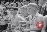 Immagine di Gli scimpanzé facendo trucchi Saint Louis Missouri USA, 1949, secondo 58 filmato di repertorio 65675037932