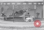 Immagine di Gli scimpanzé facendo trucchi Saint Louis Missouri USA, 1949, secondo 60 filmato di repertorio 65675037932