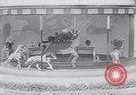 Immagine di Gli scimpanzé facendo trucchi Saint Louis Missouri USA, 1949, secondo 61 filmato di repertorio 65675037932