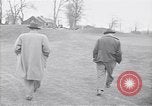 Standbild Mann und Frau mit zwei Hunden United States USA, 1948, aus Sekunde 4 historischem Filmmaterial Videoclip 65675037951