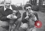 Standbild Mann und Frau mit zwei Hunden United States USA, 1948, aus Sekunde 18 historischem Filmmaterial Videoclip 65675037951