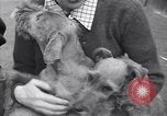 Standbild Mann und Frau mit zwei Hunden United States USA, 1948, aus Sekunde 35 historischem Filmmaterial Videoclip 65675037951