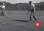 Immagine di Il Duca di Windsor gioca a golf White Sulphur Springs West Virginia USA, 1948, secondo 58 filmato di repertorio 65675037952