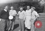 Immagine di Bing Crosby conduce compagni cantare sul campo da golf Washington DC USA, 1956, secondo 1 filmato di repertorio 65675037953