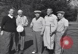 Immagine di Bing Crosby conduce compagni cantare sul campo da golf Washington DC USA, 1956, secondo 3 filmato di repertorio 65675037953