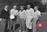 Immagine di Bing Crosby conduce compagni cantare sul campo da golf Washington DC USA, 1956, secondo 4 filmato di repertorio 65675037953