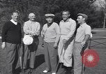 Immagine di Bing Crosby conduce compagni cantare sul campo da golf Washington DC USA, 1956, secondo 5 filmato di repertorio 65675037953