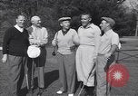 Immagine di Bing Crosby conduce compagni cantare sul campo da golf Washington DC USA, 1956, secondo 6 filmato di repertorio 65675037953