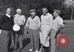 Immagine di Bing Crosby conduce compagni cantare sul campo da golf Washington DC USA, 1956, secondo 7 filmato di repertorio 65675037953