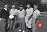 Immagine di Bing Crosby conduce compagni cantare sul campo da golf Washington DC USA, 1956, secondo 8 filmato di repertorio 65675037953