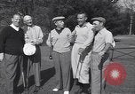 Immagine di Bing Crosby conduce compagni cantare sul campo da golf Washington DC USA, 1956, secondo 9 filmato di repertorio 65675037953