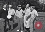 Immagine di Bing Crosby conduce compagni cantare sul campo da golf Washington DC USA, 1956, secondo 10 filmato di repertorio 65675037953
