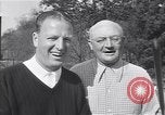 Immagine di Bing Crosby conduce compagni cantare sul campo da golf Washington DC USA, 1956, secondo 11 filmato di repertorio 65675037953