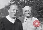 Immagine di Bing Crosby conduce compagni cantare sul campo da golf Washington DC USA, 1956, secondo 12 filmato di repertorio 65675037953