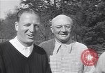 Immagine di Bing Crosby conduce compagni cantare sul campo da golf Washington DC USA, 1956, secondo 13 filmato di repertorio 65675037953