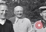 Immagine di Bing Crosby conduce compagni cantare sul campo da golf Washington DC USA, 1956, secondo 14 filmato di repertorio 65675037953