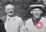 Immagine di Bing Crosby conduce compagni cantare sul campo da golf Washington DC USA, 1956, secondo 15 filmato di repertorio 65675037953