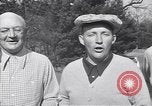 Immagine di Bing Crosby conduce compagni cantare sul campo da golf Washington DC USA, 1956, secondo 16 filmato di repertorio 65675037953