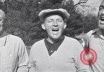 Immagine di Bing Crosby conduce compagni cantare sul campo da golf Washington DC USA, 1956, secondo 17 filmato di repertorio 65675037953