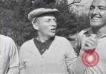 Immagine di Bing Crosby conduce compagni cantare sul campo da golf Washington DC USA, 1956, secondo 18 filmato di repertorio 65675037953