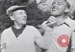 Immagine di Bing Crosby conduce compagni cantare sul campo da golf Washington DC USA, 1956, secondo 19 filmato di repertorio 65675037953
