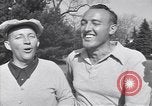Immagine di Bing Crosby conduce compagni cantare sul campo da golf Washington DC USA, 1956, secondo 20 filmato di repertorio 65675037953