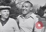 Immagine di Bing Crosby conduce compagni cantare sul campo da golf Washington DC USA, 1956, secondo 21 filmato di repertorio 65675037953