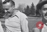 Immagine di Bing Crosby conduce compagni cantare sul campo da golf Washington DC USA, 1956, secondo 23 filmato di repertorio 65675037953