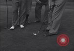 Immagine di Bing Crosby conduce compagni cantare sul campo da golf Washington DC USA, 1956, secondo 32 filmato di repertorio 65675037953