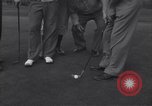 Immagine di Bing Crosby conduce compagni cantare sul campo da golf Washington DC USA, 1956, secondo 33 filmato di repertorio 65675037953