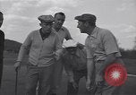 Immagine di Bing Crosby conduce compagni cantare sul campo da golf Washington DC USA, 1956, secondo 34 filmato di repertorio 65675037953
