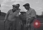 Immagine di Bing Crosby conduce compagni cantare sul campo da golf Washington DC USA, 1956, secondo 35 filmato di repertorio 65675037953