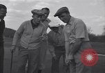 Immagine di Bing Crosby conduce compagni cantare sul campo da golf Washington DC USA, 1956, secondo 36 filmato di repertorio 65675037953
