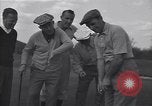 Immagine di Bing Crosby conduce compagni cantare sul campo da golf Washington DC USA, 1956, secondo 37 filmato di repertorio 65675037953