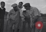 Immagine di Bing Crosby conduce compagni cantare sul campo da golf Washington DC USA, 1956, secondo 38 filmato di repertorio 65675037953