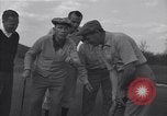 Immagine di Bing Crosby conduce compagni cantare sul campo da golf Washington DC USA, 1956, secondo 39 filmato di repertorio 65675037953