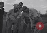 Immagine di Bing Crosby conduce compagni cantare sul campo da golf Washington DC USA, 1956, secondo 40 filmato di repertorio 65675037953