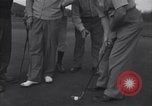 Immagine di Bing Crosby conduce compagni cantare sul campo da golf Washington DC USA, 1956, secondo 41 filmato di repertorio 65675037953