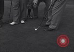 Immagine di Bing Crosby conduce compagni cantare sul campo da golf Washington DC USA, 1956, secondo 42 filmato di repertorio 65675037953