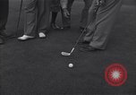 Immagine di Bing Crosby conduce compagni cantare sul campo da golf Washington DC USA, 1956, secondo 43 filmato di repertorio 65675037953
