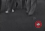 Immagine di Bing Crosby conduce compagni cantare sul campo da golf Washington DC USA, 1956, secondo 46 filmato di repertorio 65675037953