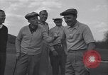 Immagine di Bing Crosby conduce compagni cantare sul campo da golf Washington DC USA, 1956, secondo 47 filmato di repertorio 65675037953
