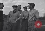 Immagine di Bing Crosby conduce compagni cantare sul campo da golf Washington DC USA, 1956, secondo 48 filmato di repertorio 65675037953