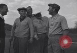 Immagine di Bing Crosby conduce compagni cantare sul campo da golf Washington DC USA, 1956, secondo 49 filmato di repertorio 65675037953