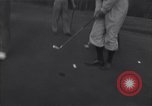 Immagine di Bing Crosby conduce compagni cantare sul campo da golf Washington DC USA, 1956, secondo 50 filmato di repertorio 65675037953