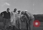 Immagine di Bing Crosby conduce compagni cantare sul campo da golf Washington DC USA, 1956, secondo 51 filmato di repertorio 65675037953