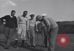 Immagine di Bing Crosby conduce compagni cantare sul campo da golf Washington DC USA, 1956, secondo 52 filmato di repertorio 65675037953