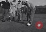 Immagine di Bing Crosby conduce compagni cantare sul campo da golf Washington DC USA, 1956, secondo 53 filmato di repertorio 65675037953
